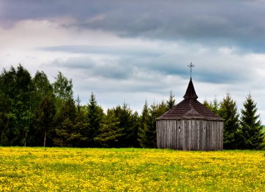Tarladaki eski kilise.