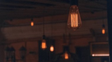 Güzel, eski, lüks ışık dekoru parlıyor. 