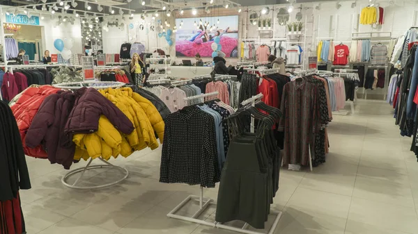 ベラルーシ ミンスク 2019 インテリア衣料品店の女の子 — ストック写真
