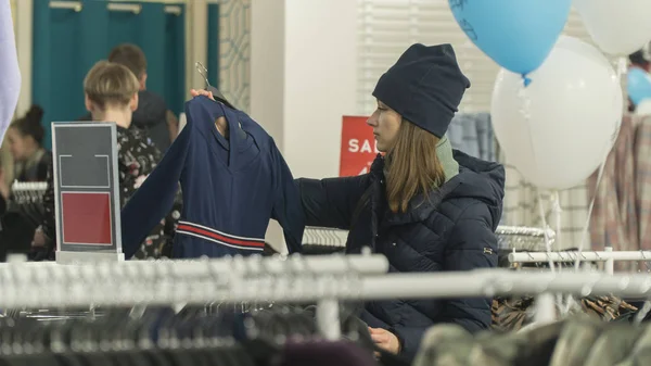 Minsk Weißrussland Februar 2019 Mädchen Sucht Sich Kleidungsstücke Einem Bekleidungsgeschäft — Stockfoto