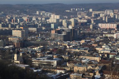 Lvov şehir manzara. Ukrayna, Europe. Uzun boylu kale şehir manzaralı