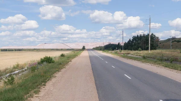 Tuz üretimi. Yeşil tarlalar arasında tuz yığınları. Tuz gölü potasyum tuzu madenciliği. Tuz mağarasına giden yol. Taş ocağının İHA görüntüleri..