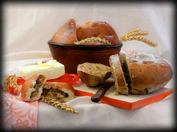       köy Kahvaltı ekmek ve tereyağı ile  