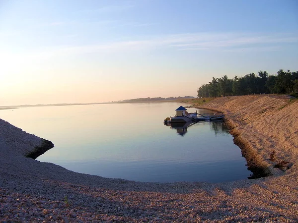 nehir banka tükürmek taş