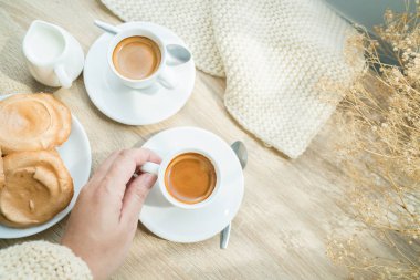 beyaz fincan espresso kahve sabah ve beze çerezleri ahşap masa, kafede güzel kahvaltı