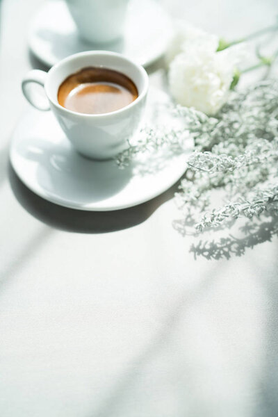 Tasse Blanche Café Expresso Biscuits Meringue Sur Table Bois Vue — Photo