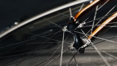 Retro Bisiklet beton zemin çıkrık Close-up yalan.