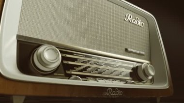 Eski radyo göstermek tüm radyo istasyonları ile yakın çekim
