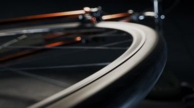 Retro Bisiklet beton zemin çıkrık Close-up yalan.