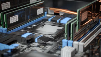 anakart üzerinde montaj hattı, yuvaya takılı olan Cpu