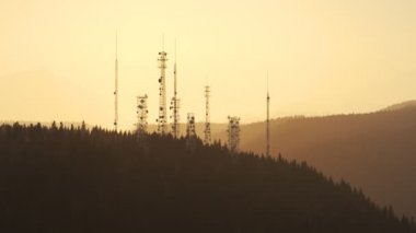 Anten Kulesi doğru hareketli kamera