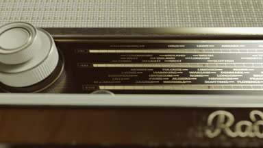 Eski bir radyo göstermek tüm radyo istasyonları ile detay