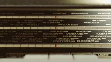 Kamera kırmızı çizgi ayarlama radyo izler. Antika, retro radyo.