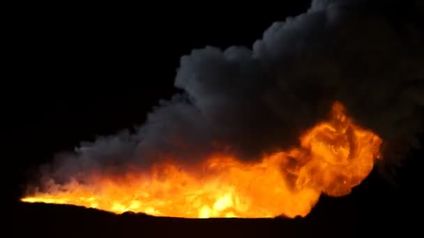 Κίνδυνος Απίστευτα Φλόγες Που Εκπέμπουν Από Φλογοβόλο — Αρχείο Βίντεο