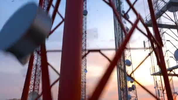 Cámara Moviéndose Hacia Arriba Largo Las Torres Antena — Vídeos de Stock