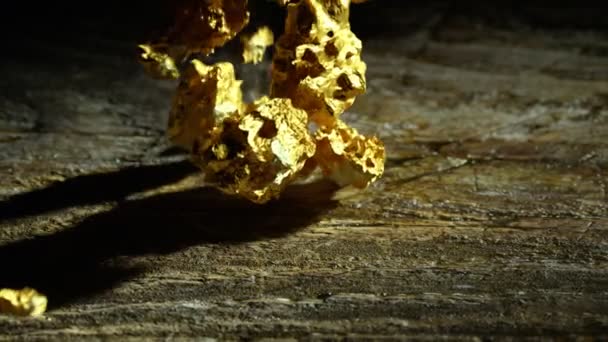 Bryłki Złota Drewnianym Stole — Wideo stockowe