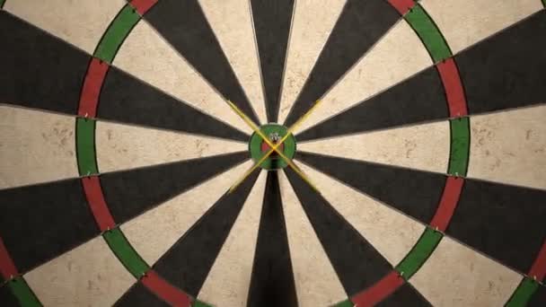 Drie Dart Pijlen Raken Bullseye Van Dartbord — Stockvideo