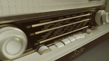 Eski bir radyo göstermek tüm radyo istasyonları ile detay