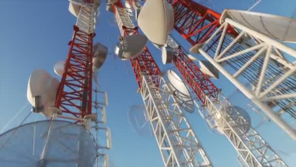 Einstellbare Aufnahme Einer Kamera Die Entlang Der Antennentürme Nach Oben — Stockvideo