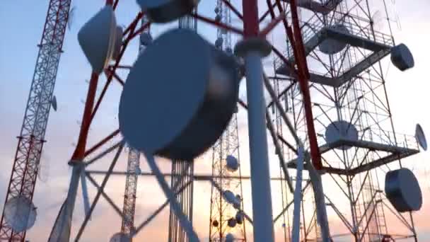 Camera Naar Boven Beweegt Langs Torens Van Antenne — Stockvideo