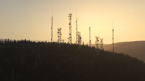 Cámara Volando Través Del Complejo Torre Antena — Vídeos de Stock