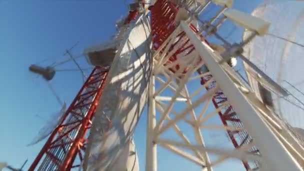 Скользящий Снимок Камеры Идущей Вверх Вдоль Антенных Башен — стоковое видео