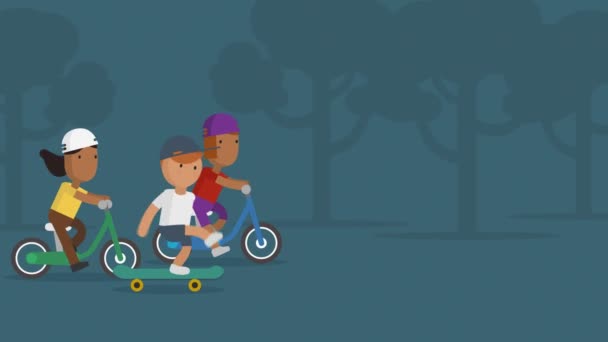 Δραστήρια Παιδιά Ιππασία Ποδήλατα Και Skateboard Στο Πάρκο — Αρχείο Βίντεο