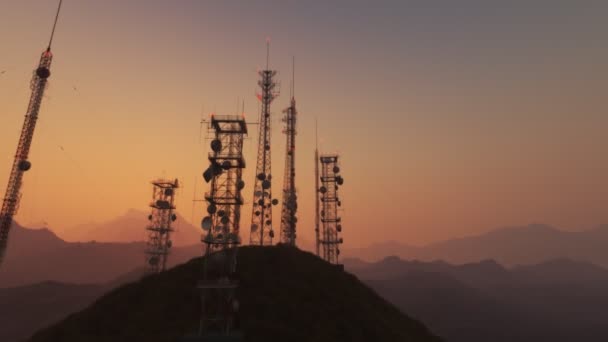 Cámara Vuela Través Complejo Antenas — Vídeo de stock