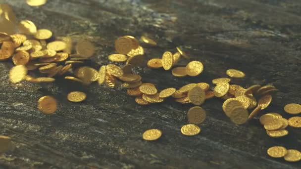 Goldmünzen Fallen Auf Den Holztisch — Stockvideo