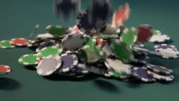 Casino Chips Cayendo Construcción Una Pila — Vídeos de Stock