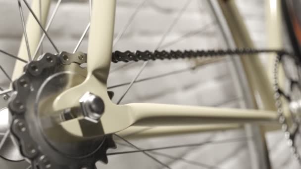 Beyaz Tuğla Duvara Asılmış Bir Vintage Bisiklet Zincirini Izleyen Kamera — Stok video