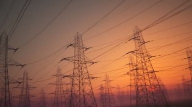 yana doğru elektrik direkleri günbatımı sırasında seyir hareketli kamera
