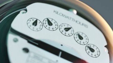 Tipik konut analog elektrik metre Hane tüketimi kilowatt saat içinde gösterilen şeffaf Giydirme durumda. Elektrik kullanımı.