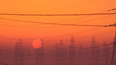 yana doğru elektrik direkleri günbatımı sırasında seyir hareketli kamera