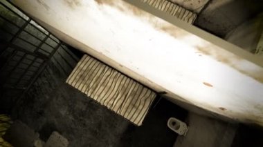 Üstten görünüm yatak, lavabo, tuvalet ve tablo kilitli eski hapishane hücrelerinin. Karanlık atmosfer. Kesintisiz döngü animasyon. 