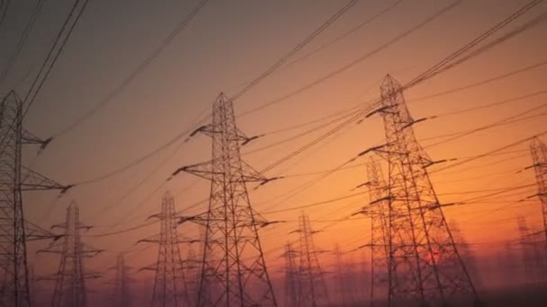 Κάμερα Κινείται Πλαγίως Βλέπουν Πυλώνων Ηλεκτρικής Ενέργειας Κατά Ηλιοβασίλεμα — Αρχείο Βίντεο