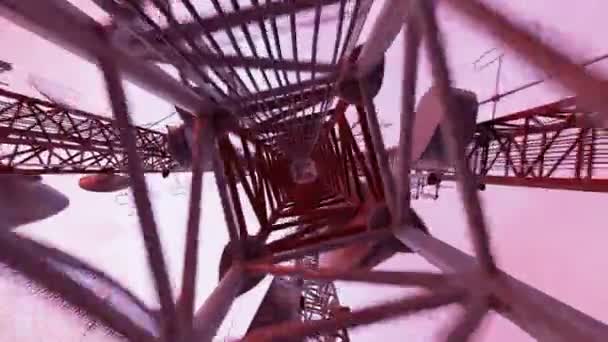 アンテナ塔の中に上向きに行くことカメラの単発ショット — ストック動画
