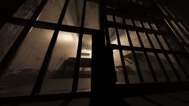Animering Gammal Grunge Låst Fängelsecellen Sedd Genom Fängelse Barer Golvet — Stockvideo