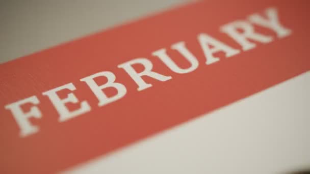 Gros plan montrant le calendrier de l'année avec des pages à retournement rapide 