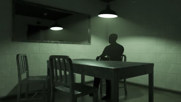面接を待っている Hancuffed 人の暗いシルエットと取調室の時間経過アニメーション — ストック動画