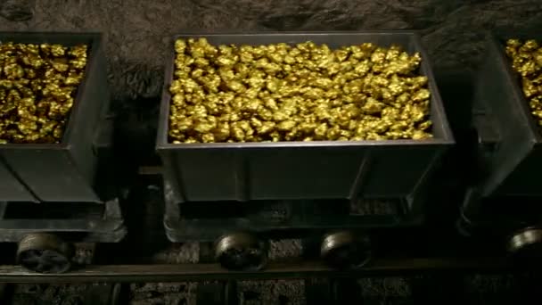 Kamera Zeigt Bergwerkswagen Die Gold Dichtem Rauch Transportieren — Stockvideo