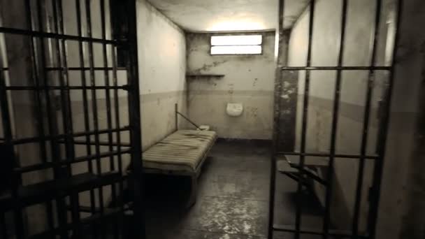 Le prisonnier entre dans la cellule, les portes se ferment. .
