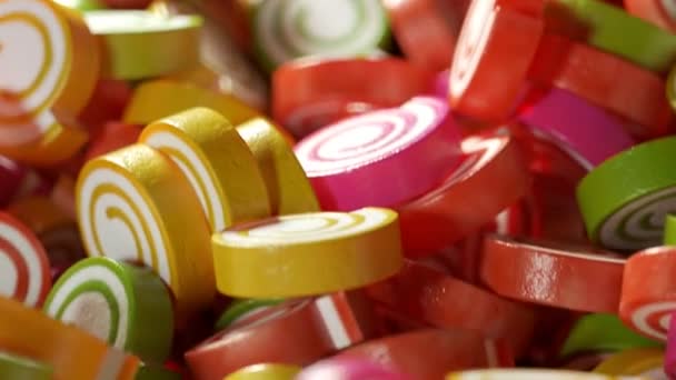 Haufen Handgemachter Bunter Zuckerwirbel Bonbons — Stockvideo