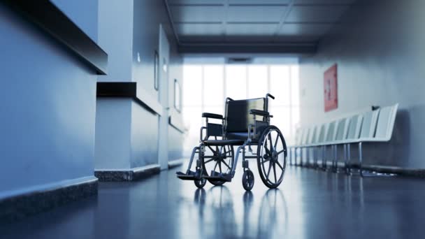 标准手动轮椅在空的医院走廊 放大相机 — 图库视频影像