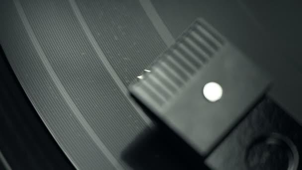 旋转乙烯基上记录播放器墨盒的特写镜头 — 图库视频影像