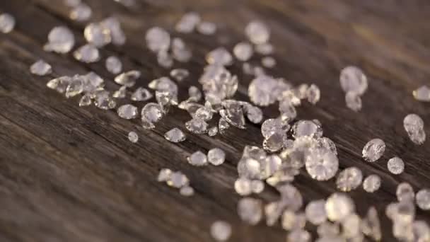 Diamantes Caindo Sobre Mesa Madeira — Vídeo de Stock