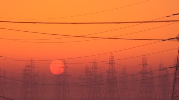 Caméra Déplaçant Latéralement Regardant Les Pylônes Électriques Pendant Coucher Soleil — Video