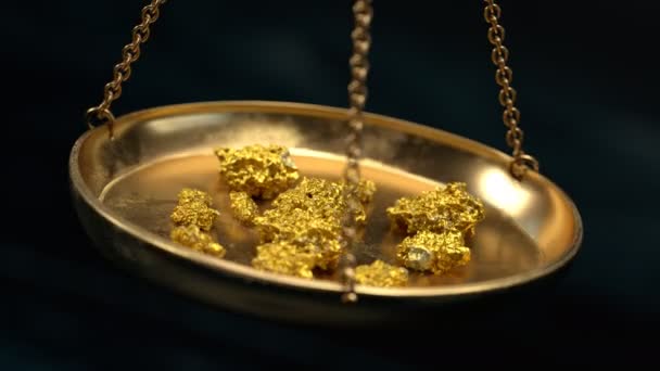 Rotatie Van Een Juwelen Schaal Met Goudklompjes — Stockvideo