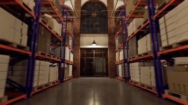 Depodaki rafların arasında geri izleme kamera.