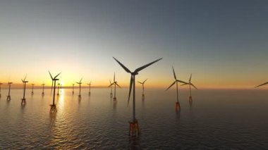 Offshore Rüzgar türbinleri alacakaranlıkta.